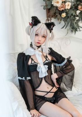 刷子刷女生子脚底心羽毛